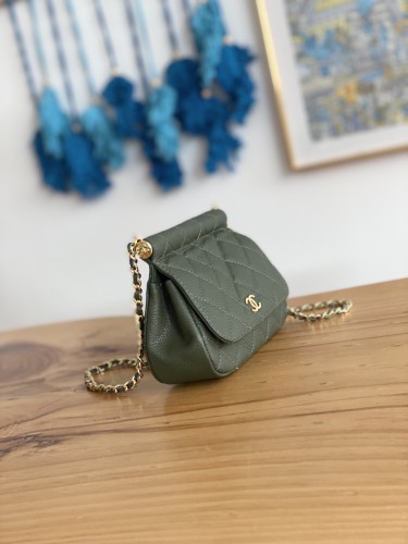 Handbag Chanel  AP3008  size  12X17.5X5.5 cm