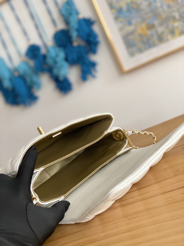  Handbag  Chanel  3378  size 15cmX20cmX9 cm