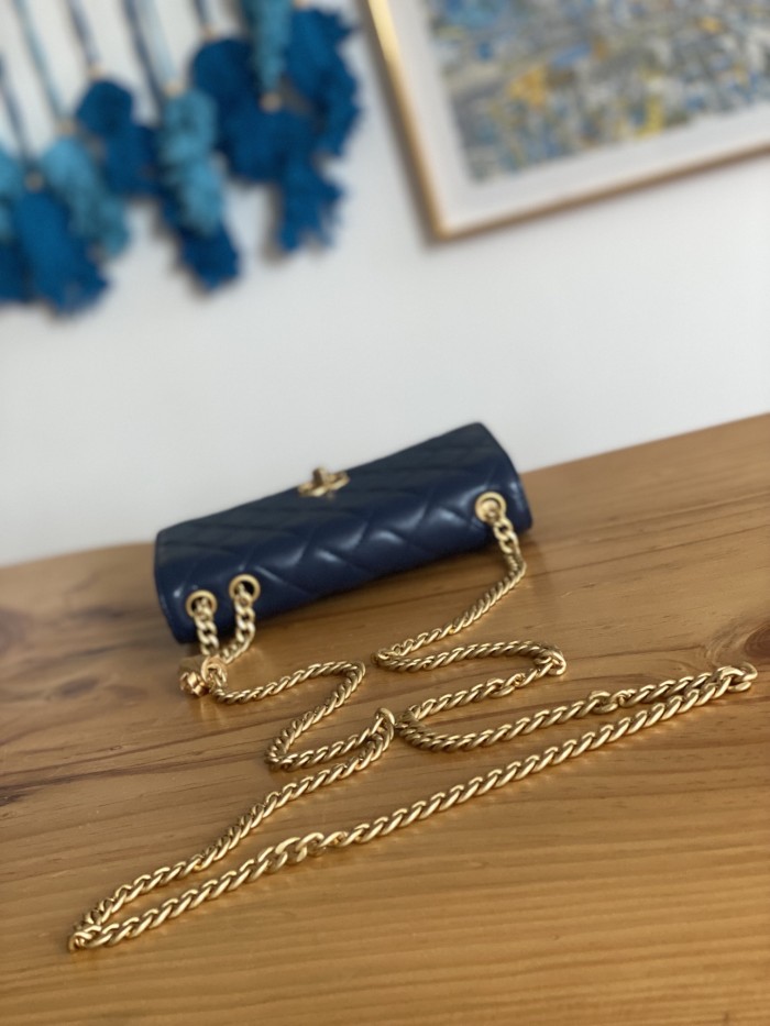 Handbag  Chanel  81221  size  19 cm