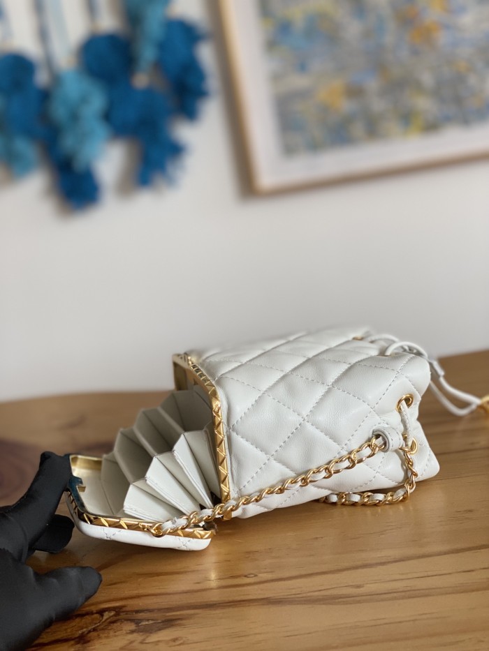 Handbag Chanel  2750  size  14*11*8  cm