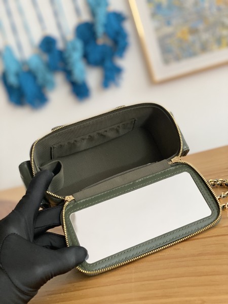 Handbag  Chanel  AP81231  size 10*17*8.5 cm