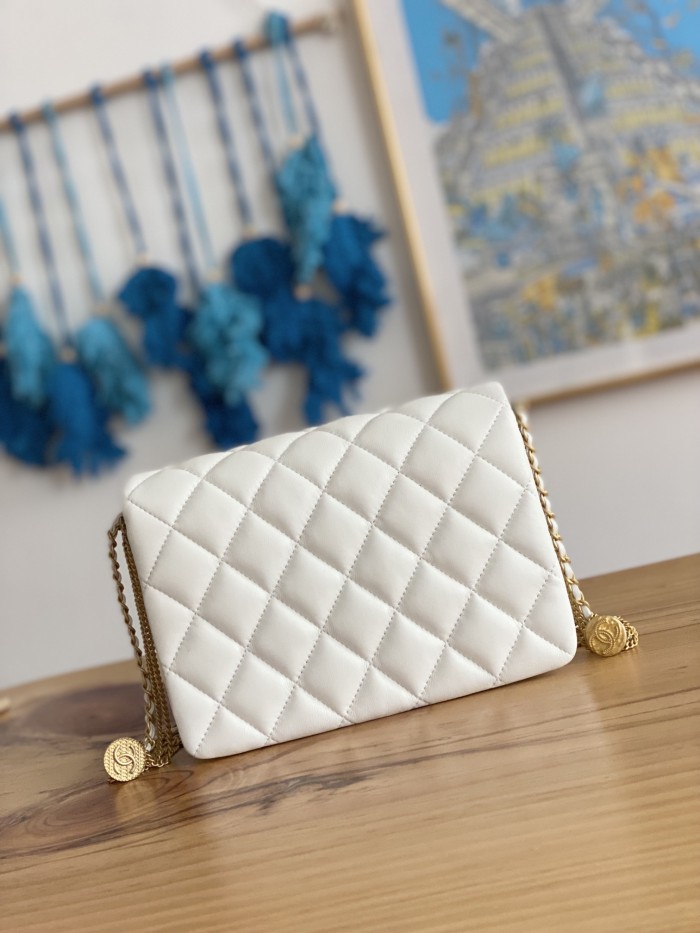  Handbag  Chanel  3378  size 15cmX20cmX9 cm