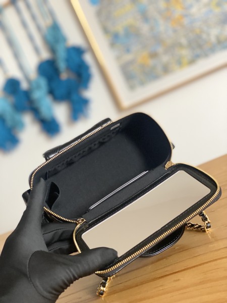 Handbag  Chanel AP81231  size  10*17*8.5 cm