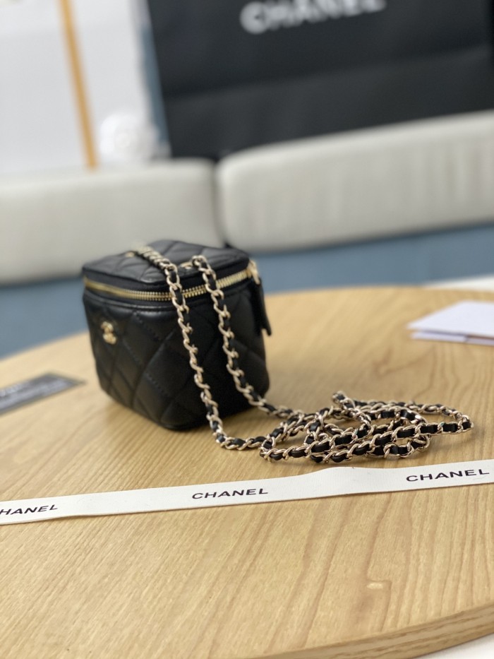  Handbag  Chanel  81340  size  8.5*11*7 cm 