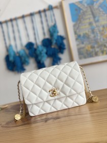  Handbag  Chanel  3378  size 15cmX20cmX9 cm