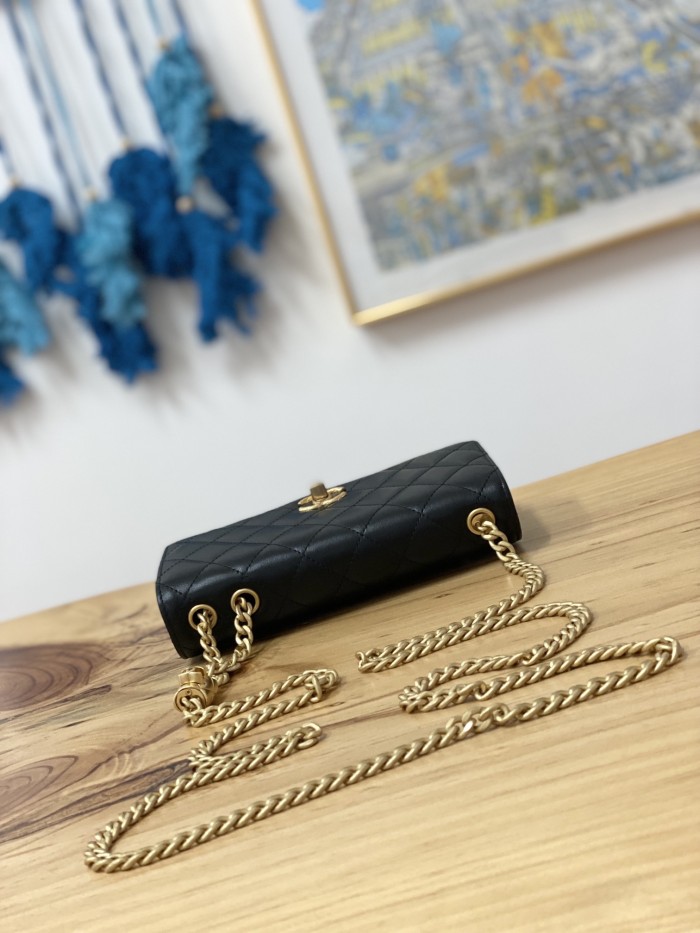 Handbag  Chanel   81221  size  19 cm