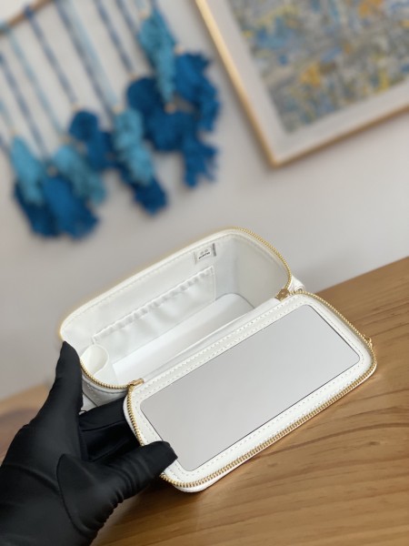 Handbag  Chanel  AP81231  size  10*17*8.5 cm