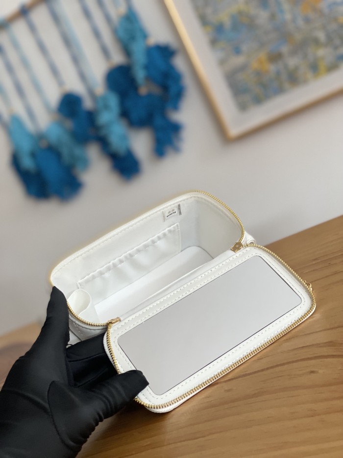 Handbag  Chanel  AP81231  size  10*17*8.5 cm