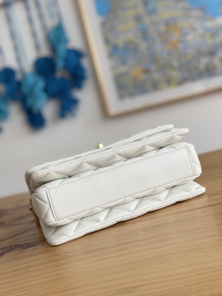  Handbag  Chanel  3378  size 15cmX20cmX9 cm