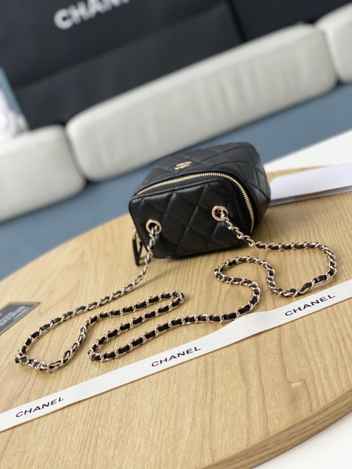  Handbag  Chanel  81340  size  8.5*11*7 cm 