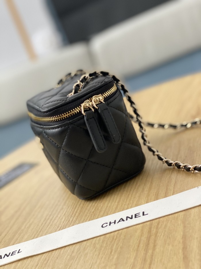  Handbag  Chanel  81340  size  8.5*11*7 cm 