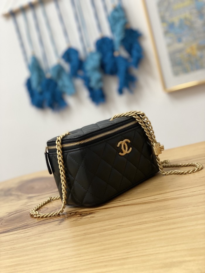 Handbag  Chanel   81222  size  16.5 cm