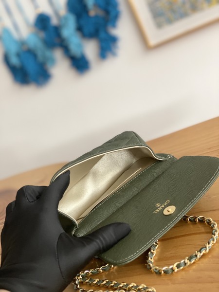 Handbag Chanel  AP3008  size  12X17.5X5.5 cm