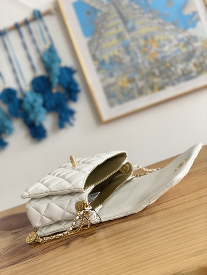  Handbag  Chanel  3378  size 15cmX20cmX9 cm