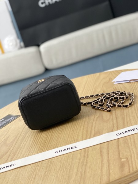  Handbag  Chanel  81340  size  8.5*11*7 cm