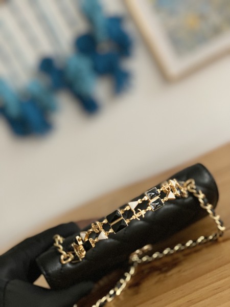 Handbag  Chanel AP81214  size 10*18*4.5 cm