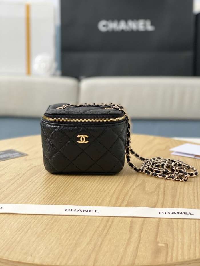  Handbag  Chanel  81340  size  8.5*11*7 cm