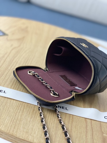  Handbag  Chanel  81340  size  8.5*11*7 cm 