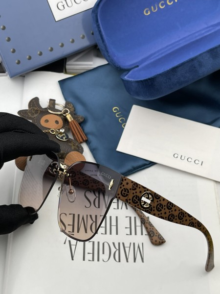 Sunglasses Gucci G5220