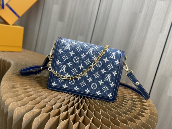  Handbag   Louis Vuitton  M59631  size 25 x 17 x 10.5  cm