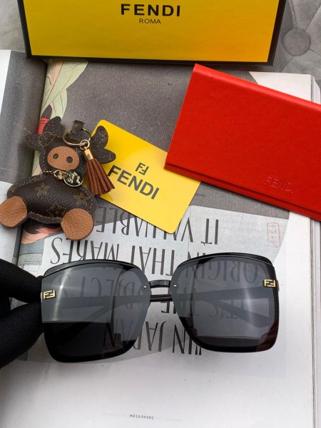 Sunglasses Fendi F301