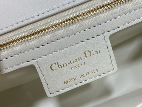 Handbag  Dior  size 20*12*7 cm