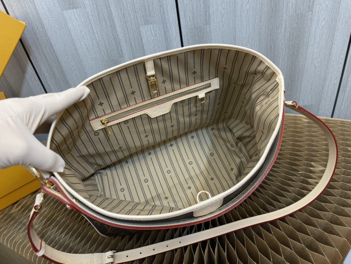 Handbag   Louis Vuitton  M40352  size  46*30*13 cm