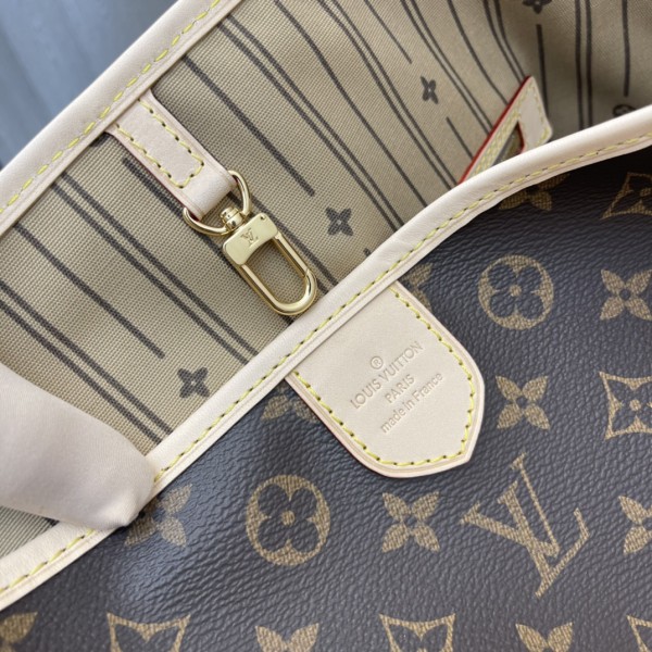 Handbag   Louis Vuitton  M40352  size  46*30*13 cm