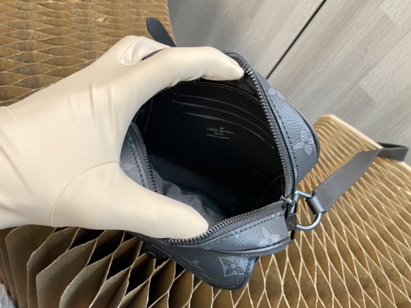  Handbag   Louis Vuitton M69404  size  15x17x8 CM