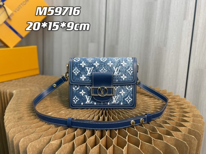 Handbag  Louis Vuitton   M59716  size  20 x 15 x 9  cm