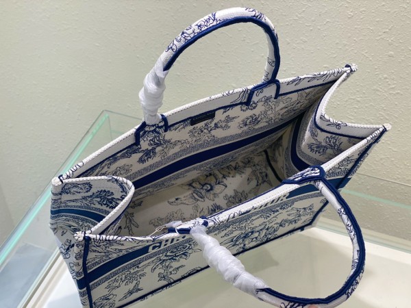 Handbag  Dior  size  41x 35 x 18.5  cm