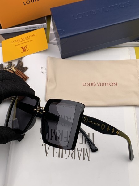 Sunglasses Louis Vuitton L07702