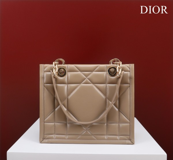 Handbag  Dior  size  36.5×28×17.5  cm