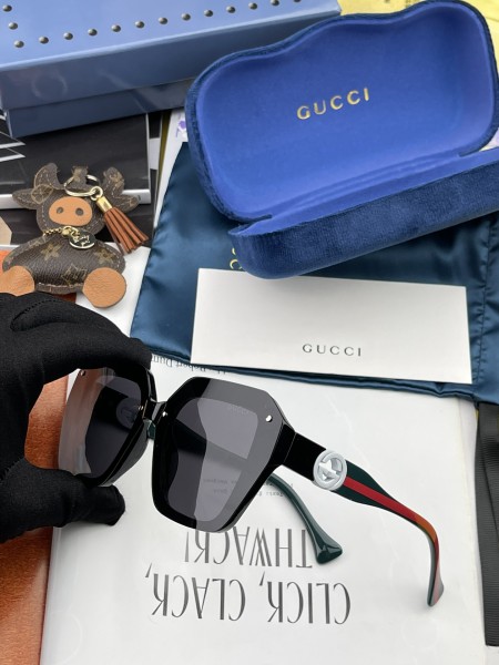 Sunglasses Gucci G7177