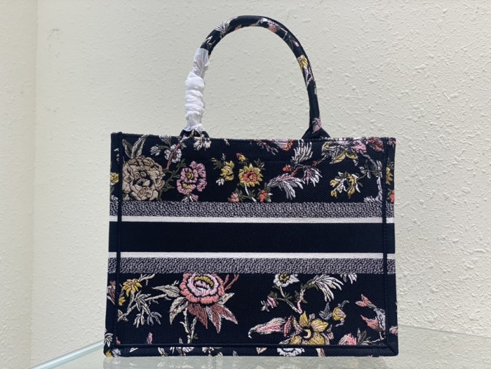 Handbag  Dior  size 36 x 27.5 x 16.5  cm