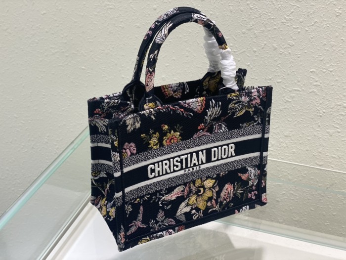 Handbag  Dior  size  26.5 x 21 x 14  cm