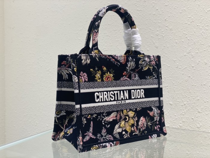 Handbag  Dior  size  26.5 x 21 x 14  cm