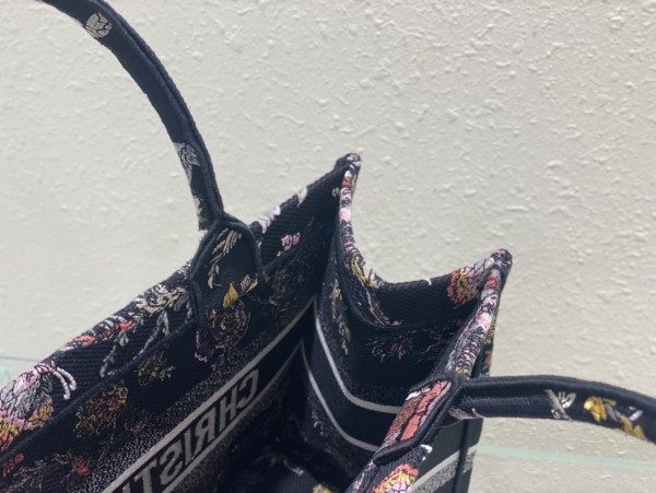 Handbag  Dior  size 36 x 27.5 x 16.5  cm