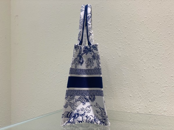 Handbag  Dior  size  36 x 27.5 x 16.5   cm