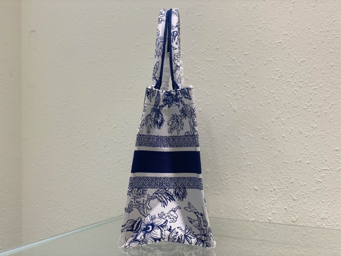 Handbag  Dior  size  36 x 27.5 x 16.5   cm