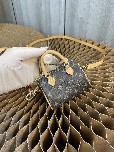 Handbag   Louis Vuitton  M81081  size  9×10 CM