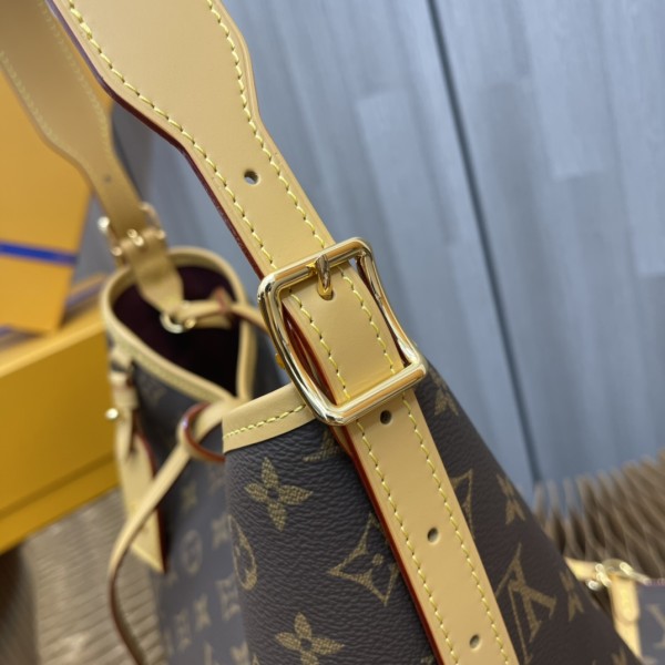 Handbag   Louis Vuitton  M46203  size  29 x 24 x 12  cm