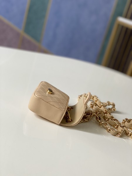 Handbag   Chanel  2080  size  9.8.3 cm