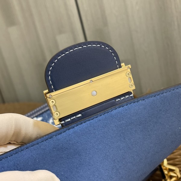  Handbag   Louis Vuitton  M59631  size 25 x 17 x 10.5  cm