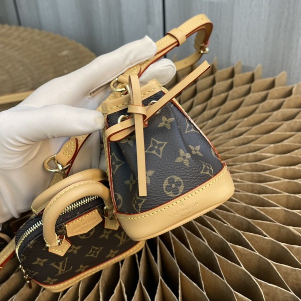 Handbag   Louis Vuitton  M81081  size  9×10 CM