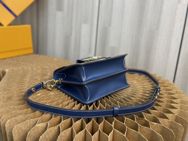 Handbag  Louis Vuitton   M59716  size  20 x 15 x 9  cm