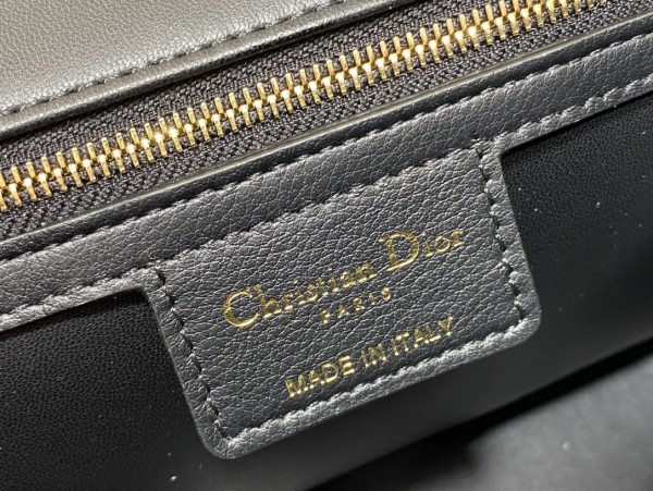 Handbag  Dior size  25.5*15*8 cm