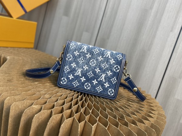 Handbag  Louis Vuitton   M59716  size  20 x 15 x 9  cm