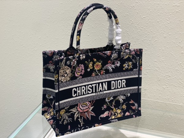 Handbag  Dior  size 36 x 27.5 x 16.5  cm