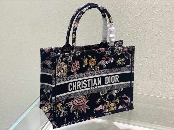 Handbag  Dior  size 36 x 27.5 x 16.5  cm